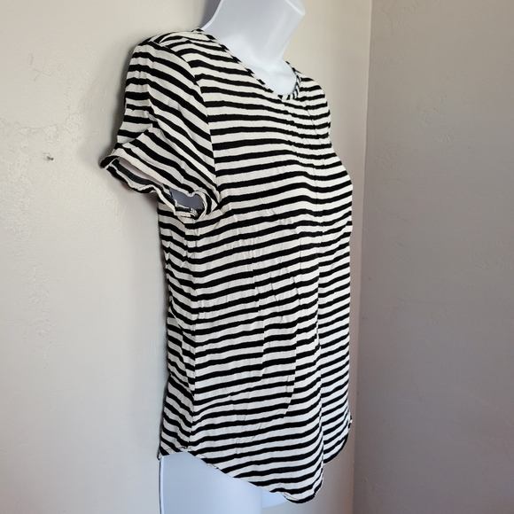 H&M Black & White Striped Blouse Short Sleeve Sz US 4 Keyhole Button Back Shirt - Picture 2 of 5